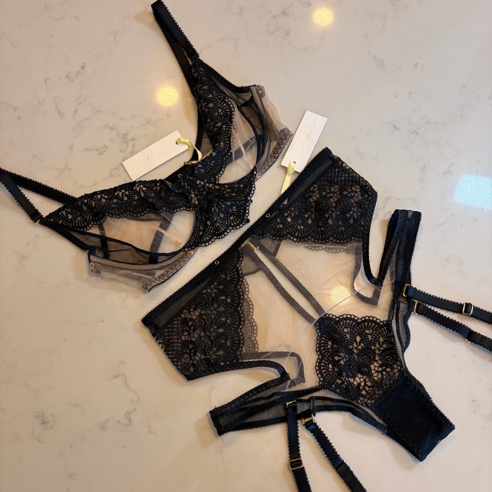 Edge o’ Beyond Chi Lingerie Set